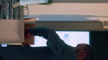 Şirket yöneticisinden rahatsız olan dikey video çalışanı ayrılmaya karar verdikten sonra ofisten ayrılıp düşünceli bir iş arkadaşı tarafından teselli ediliyor. Afrikalı Amerikalı iş adamı başlamadan önce masa eşyalarını topluyor.