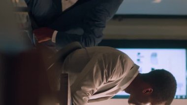 Dikey video çalışanı, gece vardiyasında meslektaşının dikkatini dağıtıyor, masa sandalyesiyle ona çarpıyor. Mutlu iş arkadaşları bir gecelik ofiste kalırken bıkkınlıktan kaçınmak için birbirleriyle yarışıyorlar.