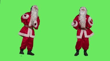Kırmızı elbiseli adam sesle eğleniyor, kış tatilini kutlamak için kulaklıkla müzik dinliyor. Beyaz sakallı Noel Baba dans ediyor ve yeşil perde arkasında şarkılar söylüyor..