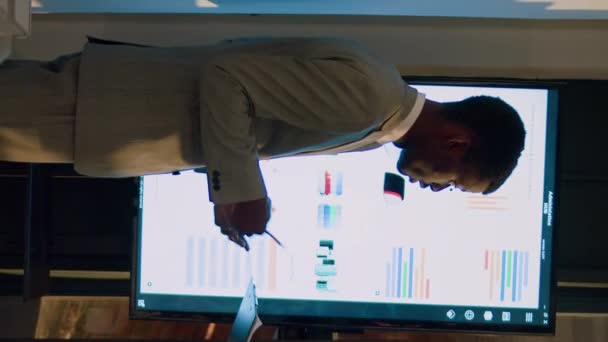 Vertical Video Manager Przesłuchuje Pracownika Przed Ekranem Cyfrowym Pokazując Ważne — Wideo stockowe
