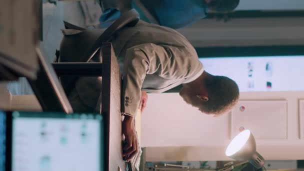 Vertikale Video Mitarbeiter Erledigen Während Der Nachtschicht Mühsame Papierkram Modernen — Stockvideo