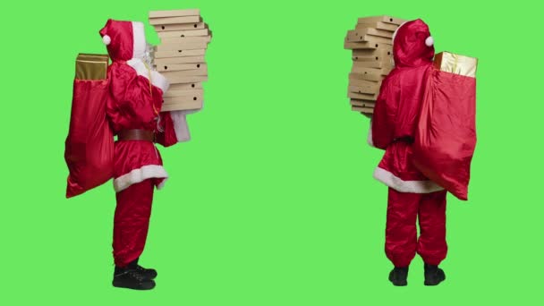 Санта Клаус Мешком Коробками Пиццы Работает Курьером Праздничном Костюме Санта — стоковое видео