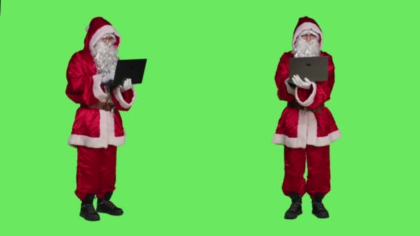 Télapó Laptopot Használ Zöldfelületen Ünnepi Karácsonyi Jelmezt Visel Fehér Szakállal — Stock videók