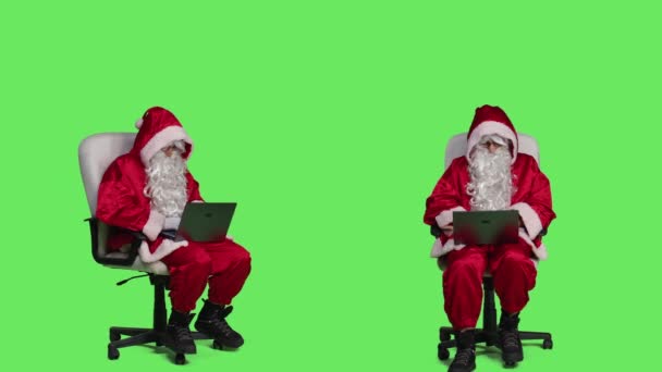 Modern Szent Nick Dolgozik Laptop Stúdióban Széken Ellen Teljes Test — Stock videók