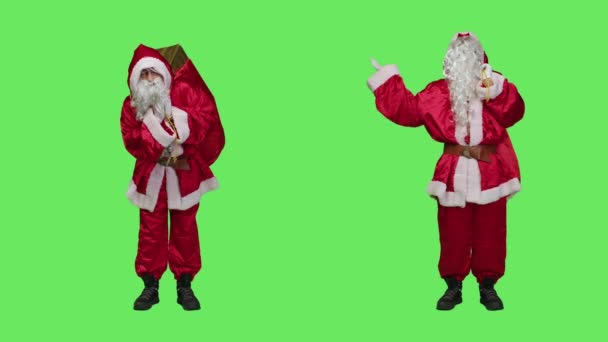 スタジオで神に祈るサンタクロースのキャラクターは 有名な赤い衣装と白いひげを着ています 父クリスマスは 宗教的 伝統的な休日12月のお祝いであるイエスに祈ります — ストック動画