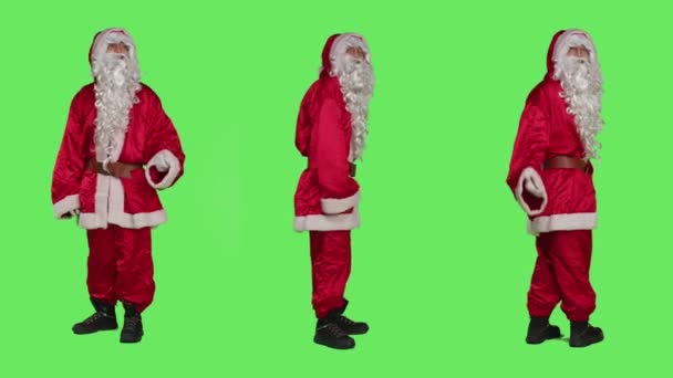 サンタクロースは手でジェスチャーをして 誰かに来て彼に同行するように呼びかけた スーツのセントニックキャラクターが参加する人 フルボディグリーンバックドロップスタジオ — ストック動画