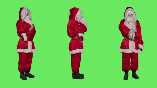 Mikulás Terven Gondolkodik Karácsony Esti Ünnepi Ünnepség Alatt Teljes Testzölddel — Stock videók