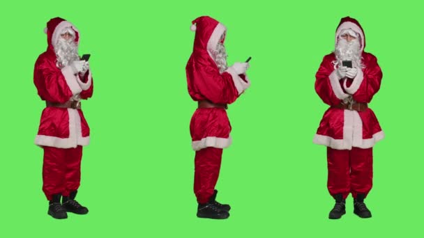 Father Christmas Using Smartphone Camera Browse Onine Webpage Greenscreen Backdrop — Stock Video