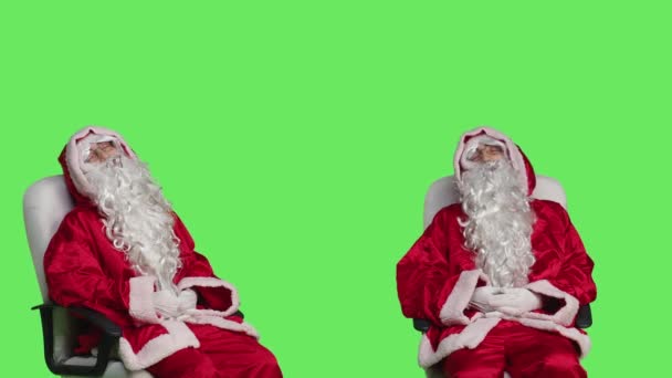 Padre Navidad Quedarse Dormido Silla Tratando Mantener Los Ojos Abiertos — Vídeo de stock