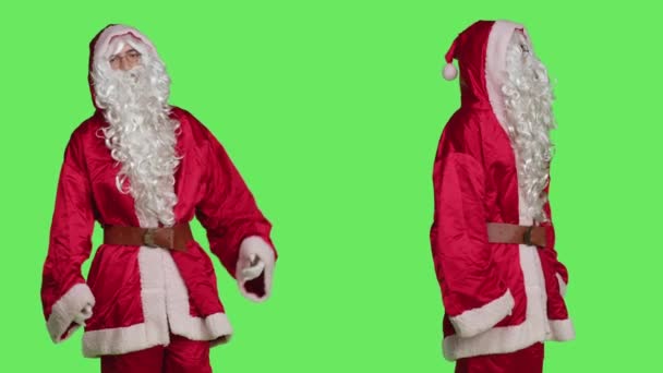 Noel Baba Aralık Bayramı Kutlamalarında Yeşil Perde Arkasında Durarak Neşe — Stok video