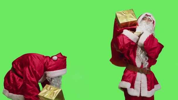 Felnőtt Szent Nick Ajándékot Visz Gyerekeknek Karácsony Este Ünnep Amelynek — Stock videók
