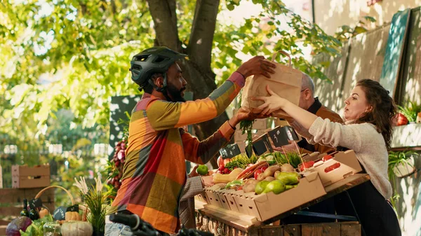 Kadın Satıcı Teslimatçıya Meyve Suyu Sebze Siparişi Veriyor Müşterilere Yiyecek — Stok fotoğraf