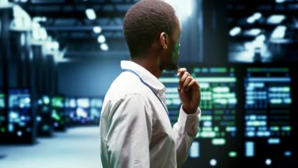 Systemadministrator Überwacht Bedrohungen Der Cybersicherheit Von Supercomputern Aufgrund Ungesicherter Netzwerkverbindungen — Stockvideo