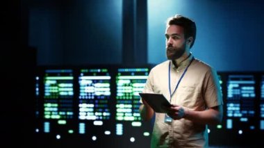 Tamirci yıllık sistem hizmeti veriyor, sunucu raflarında gerekli bakım verilerini tablete yüklüyor ve kritik bilişim yüklerini destekleyen gelişmiş veri depolama altyapısına ev sahipliği yapıyor