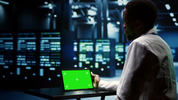 Erfahrene Admin Auditing Supercomputer Performance Trends Qualifizierte Mitarbeiter Nutzen Green — Stockvideo