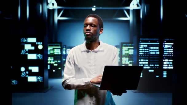 Spécialiste Informatique Afro Américain Marchant Entre Les Mainframes Opérationnels Dans — Video