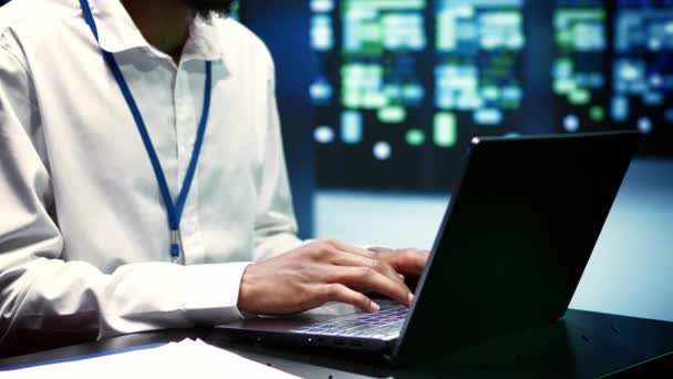 Supervisor Mending Data Center Operasional Masalah Yang Timbul Karena Penggunaan — Stok Video