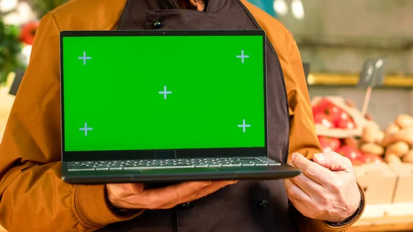 Senior Verkäufer Zeigt Greenscreen Display Auf Laptop Schürze Auf Bauernmarkt — Stockfoto
