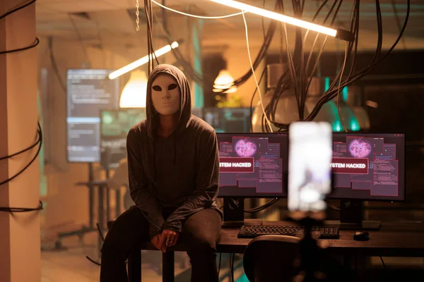 コンピュータサーバーを攻撃する匿名のマスクを持つ若いハッカーは サイバー犯罪を犯します データベースシステム ハッキング 情報フィッシング システムマルウェアプログラミング 夜間に働くサイバー犯罪 — ストック写真