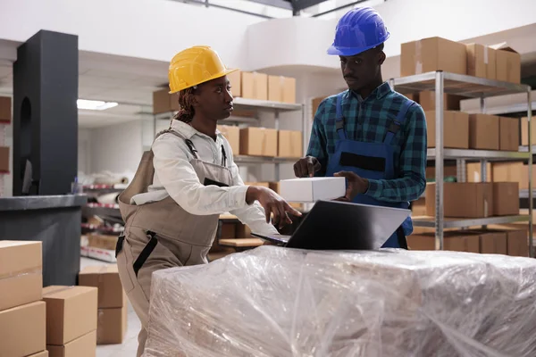 Storehouse Managers Discussing Box Choice Buyer Order Shipping Service Employee — Stock Photo, Image