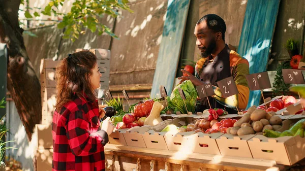 Männer Und Frauen Sprechen Auf Bauernmärkten Über Natürliche Produkte Aus — Stockfoto