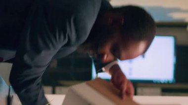 Dikey video işadamı stresli işi bıraktığı için heyecanlı, dün gece vardiyasında masa eşyalarını kutuya atıyor. Çalışan işyerinden ayrıldığı için mutlu. Onaylamadığı için yargılanıyor.
