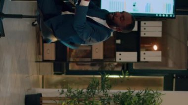 Dikey video sektörü yöneticisi, projenin sonuçlarını göstermek için bilgisayarına veri yerleştirirken müzik dinleyen işçiyi rahatsız ediyor. Görevli, görev sırasında çalışanların mali durumlarını gösteriyor.