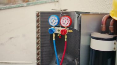 Havalandırma kanallarını kontrol etmek için kullanılan vakum pompasını kapatın. HVAC sistemine monte edilmiş soğutucu seviyeleri basınç ölçüm aygıtı seti