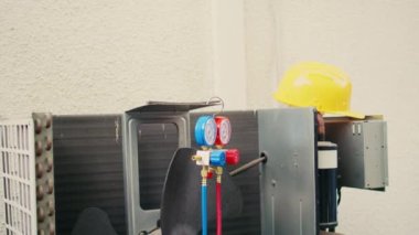 Güvenlik kaskı ve basınç ölçüm cihazını kapatın. Bakıma ihtiyacı olan soğutucuyu kontrol etmek için kullanılır. Klima üzerine monte edilmiş freon seviyeleri kriterleme aracı