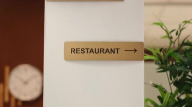 Restoranın, konferans salonunun ve spa merkezinin lojmanlarının yönlerini kapatın. Seyahat tatili tatil belgesi, dinlenme tesisi duvarı, floş yelkeni