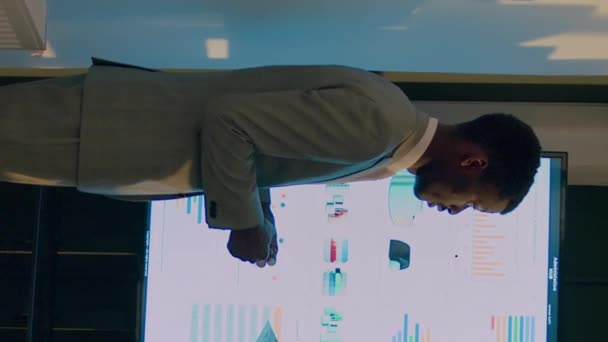 Vertikales Video Teamworking Mitarbeiter Die Während Der Nachtschicht Modernen Büros — Stockvideo