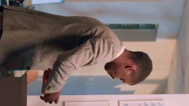Vídeo Vertical Funcionário Afro Americano Triste Embalando Pertences Mesa Depois — Vídeo de Stock