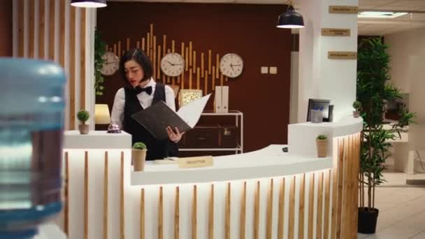 Glad Vänlig Receptionist Ringer Samtal Stående Vid Incheckningen Välkomnande Resort — Stockvideo