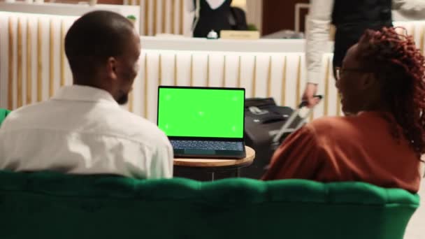 Gelukkig Bedrijf Collega Weg Zakenreis Praten Met Het Management Laptop — Stockvideo