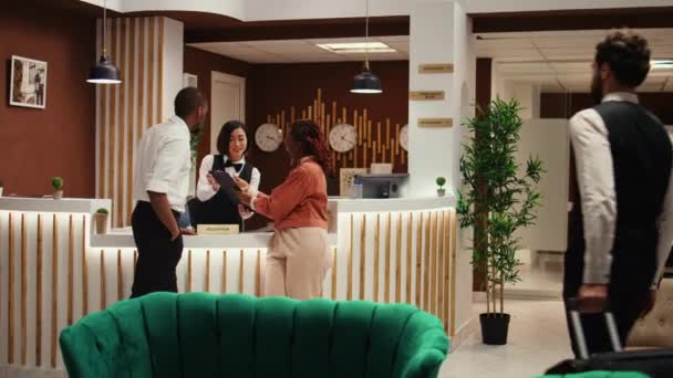 Personal Conserjería Ocupado Realizando Diversas Tareas Administrativas Vestíbulo Del Hotel — Vídeos de Stock
