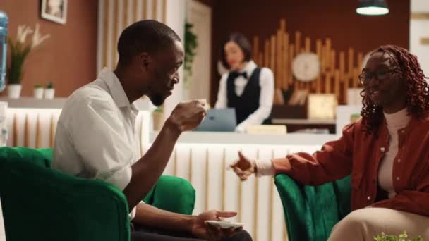 Afrykańscy Amerykańscy Turyści Cieszący Się Filiżanką Kawy Hotelowym Salonie Czekając — Wideo stockowe
