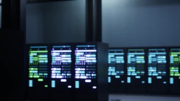 Dolly Out Shot Righe Server Operativi Nel Data Center Sicurezza — Video Stock