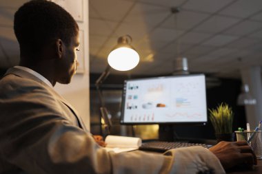 Bilgisayardaki pazarlama istatistiklerini analiz eden, mali grafik raporu yazan Afrikalı Amerikalı bir işçi. Afrika kökenli Amerikalı girişimci gece geç saatlere kadar şirket stratejisinde çalışıyor. İş konsepti