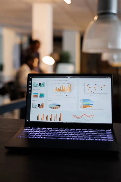 Laptop Mit Marketingstatistiken Auf Dem Bildschirm Auf Dem Tisch Startup — Stockfoto
