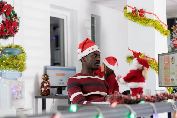 Fáradt Afro Amerikai Alkalmazott Stresszes Munkaidőn Dolgozik Karácsony Előtt Munkamániás — Stock Fotó