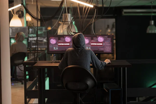 Siber Saldırı Bilgisayar Programı Şifresini Kırmak Veri Çalmak Virüs Göndermek — Stok fotoğraf