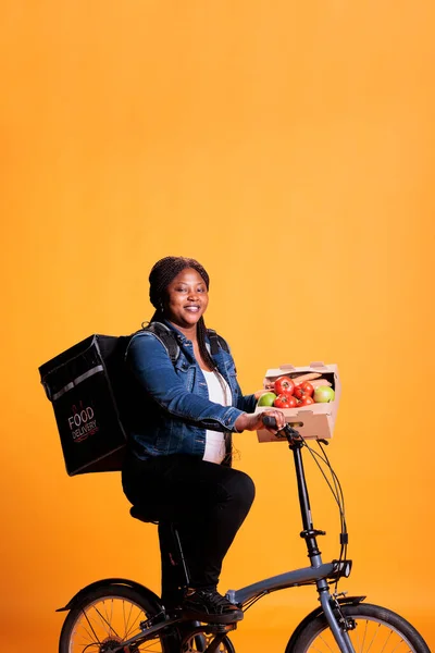 Africano Americano Entrega Supermercado Mulher Andar Bicicleta Enquanto Entrega Caixa — Fotografia de Stock