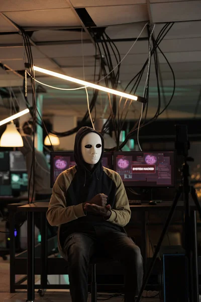 Ladrón Anónimo Actuando Peligroso Con Ataque Cibernético Ransomware Difusión Vídeo — Foto de Stock