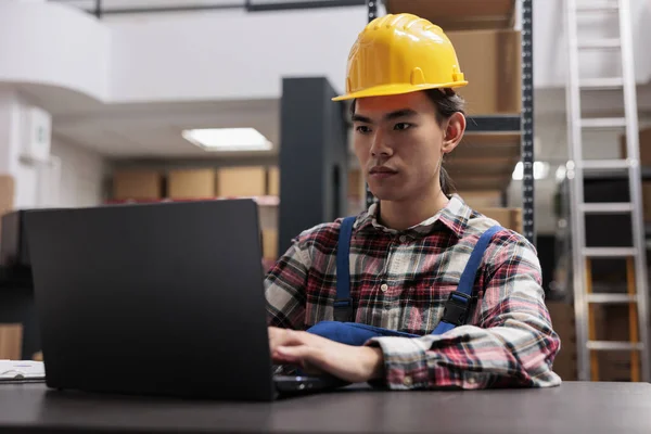 Asian Warehouse Employee Controling Inventory Using Goods Storing Software Laptop — Stock Photo, Image