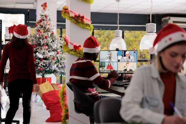 Profesionální Zaměstnanec Sedí Stolu Vánoční Zdobené Kanceláři Mluvit Kolegy Line — Stock fotografie