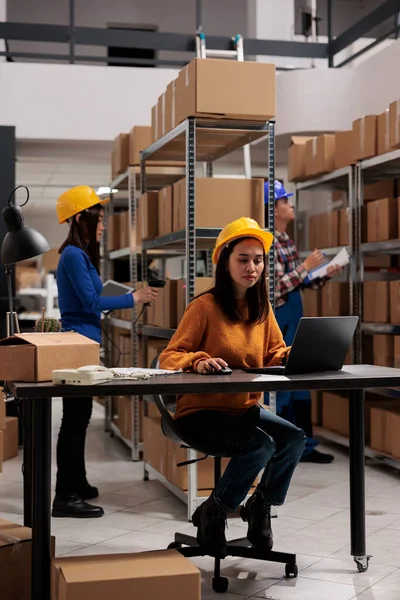 Einzelhandelskaufmann Asiatischer Angestellter Der Den Produktkatalog Laptop Verwaltet Junge Postangestellte — Stockfoto