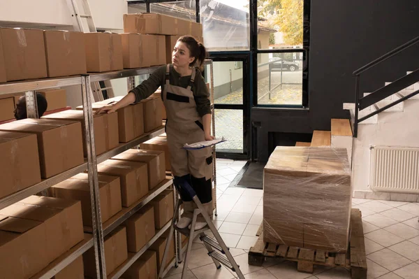 Depo Çalışanı Karton Kutuları Kontrol Ediyor Barkod Depoda Merdivenin Üstünde — Stok fotoğraf