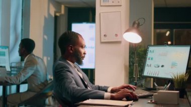 Afrika kökenli Amerikalı iş adamları masa başında oturup mali tablolara bakıyor, gece vardiyası sırasında bilgisayarlara veri yüklüyorlar. Şirket projelerini çözen iş arkadaşları son teslim tarihinden bir gece önce