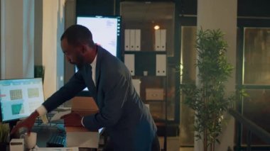 Üzgün işadamı, kovulduktan sonra dün gece mesaisi sırasında meslektaşı tarafından teselli ediliyor. İşçi sandığı dolusu masa eşyası işten çıkarıldıktan sonra iş arkadaşına veda ediyor.