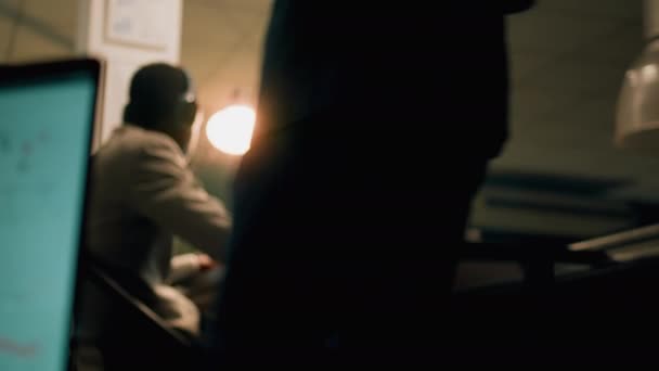 Низкоугольная Камера Снимает Африканского Американского Служащего Одного Работе Наслаждающегося Музыкой — стоковое видео